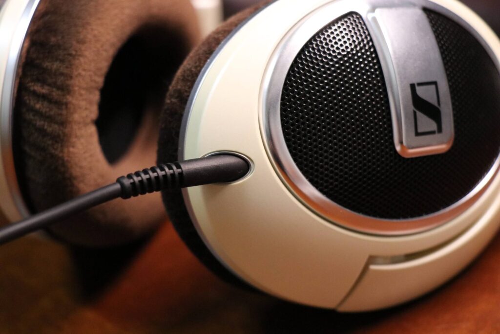 HD599 の着脱式ケーブルの接続部