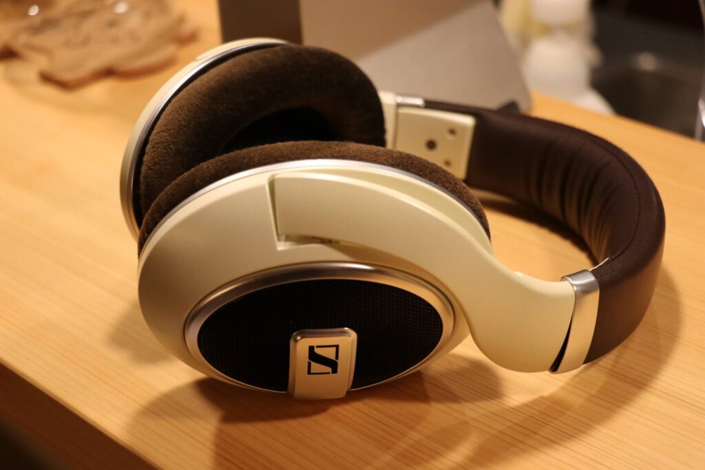 HD599 を横に置いたところ