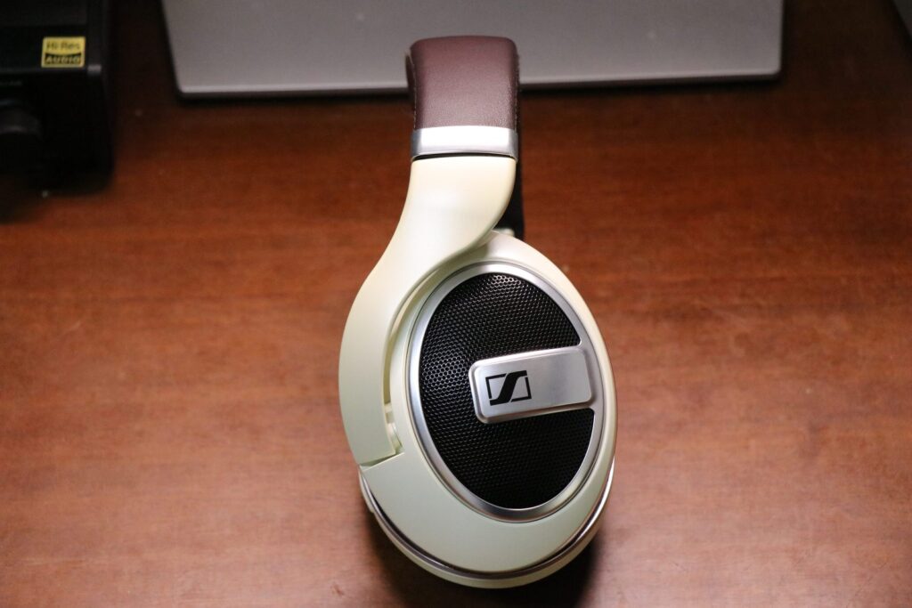 HD599 のハウジング(開放型のグリル)