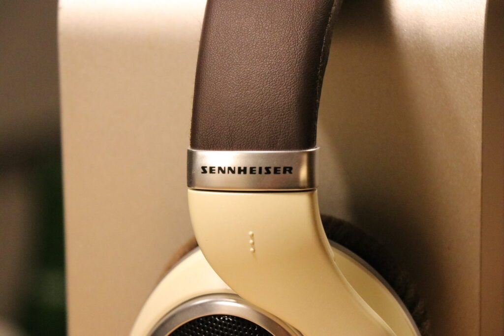 HD599 のヘッドバンドのSENNHEISERロゴ