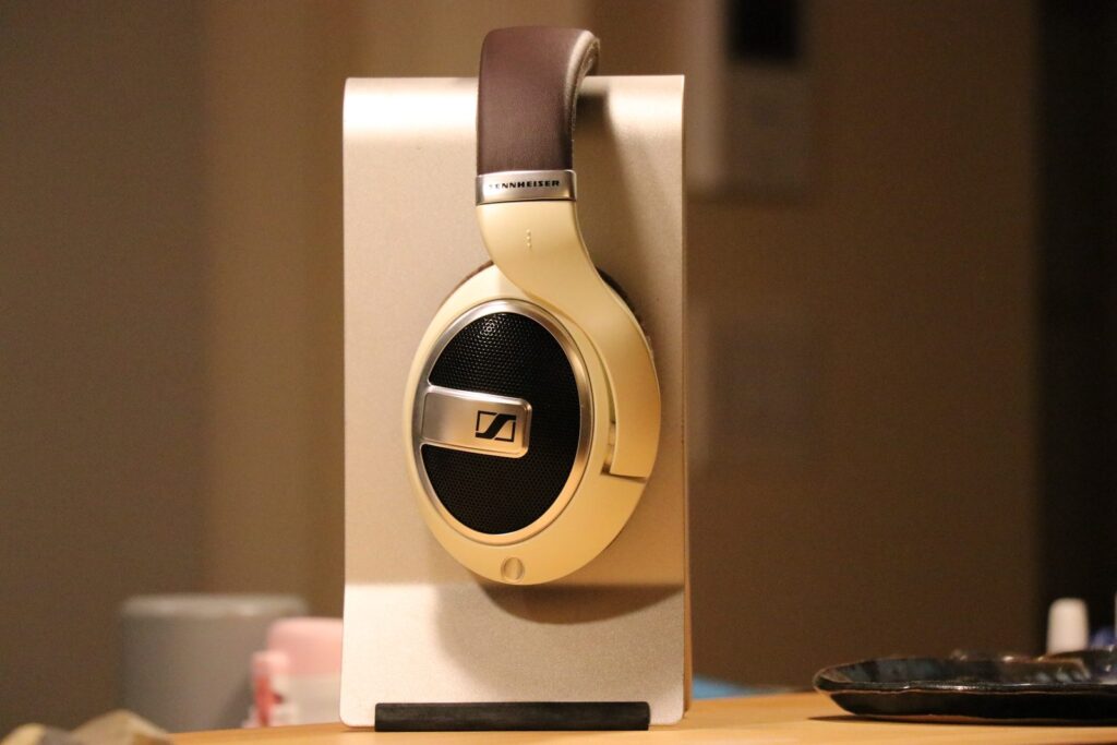 ヘッドホンスタンドに掛けた HD599
